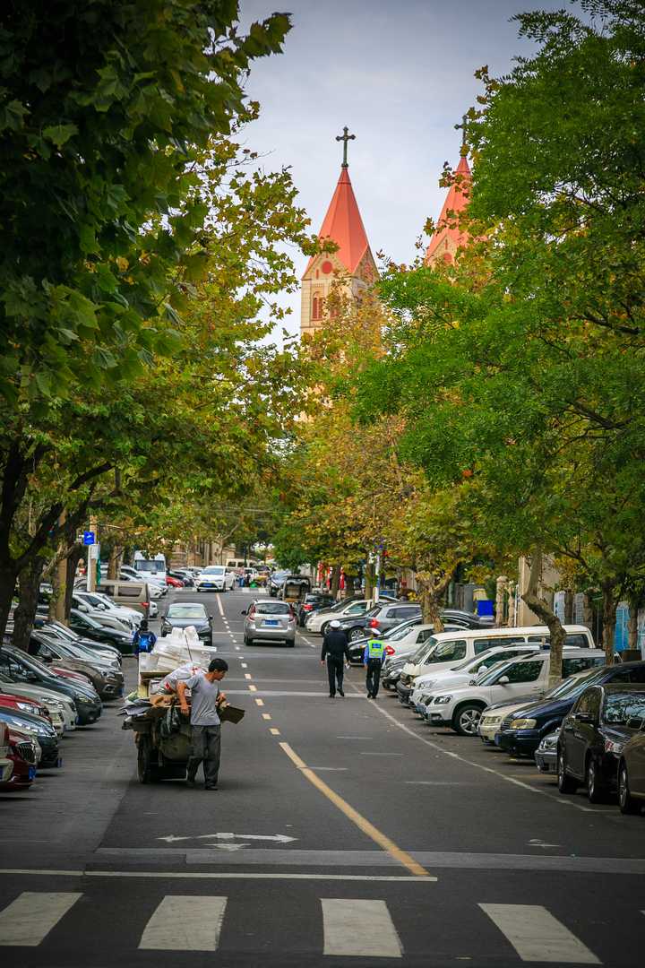 青岛街头最新风貌，活力四溢的现代都市韵味